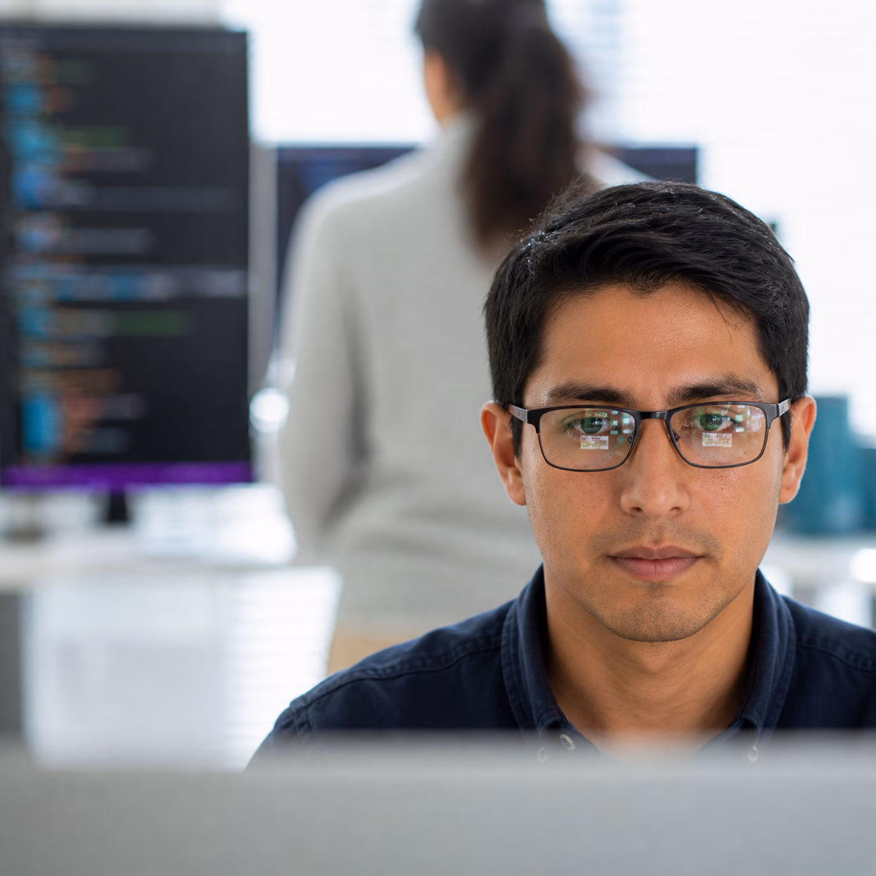 Profesional analizando datos