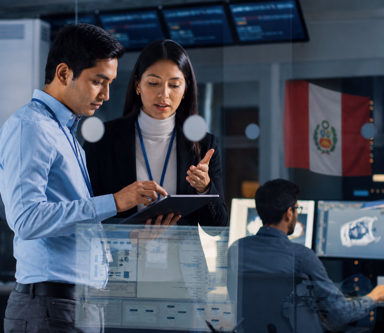 Equipo analizando soluciones tecnológicas