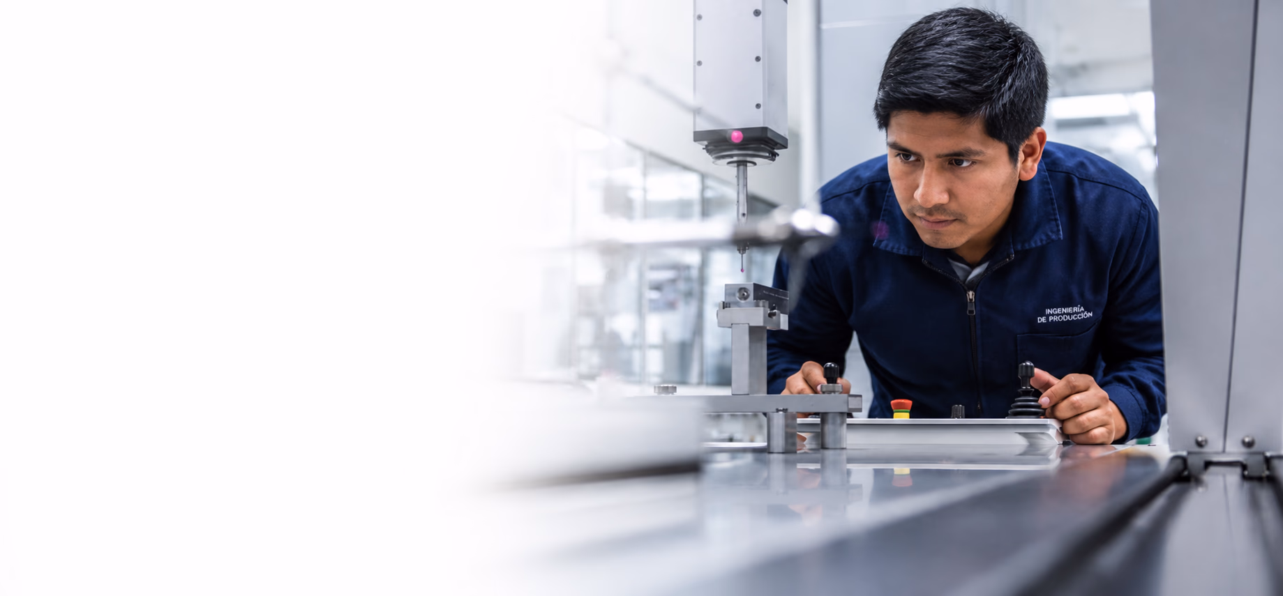 Ingeniero trabajando en planta de manufactura