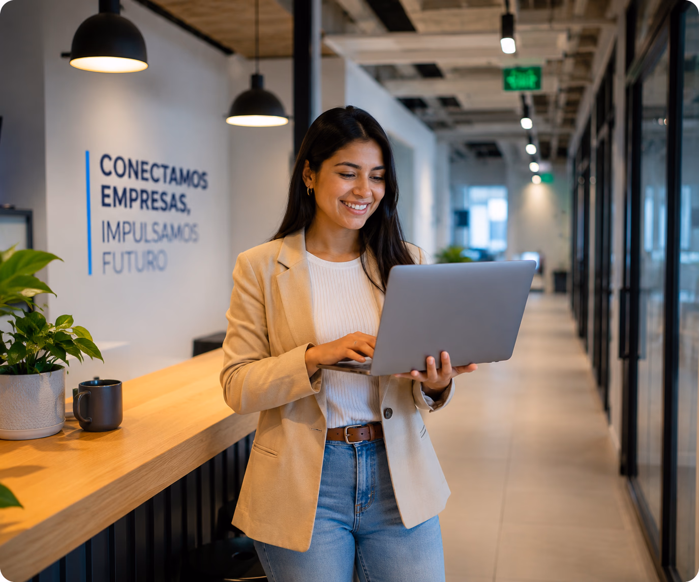 Profesional usando laptop en entorno empresarial