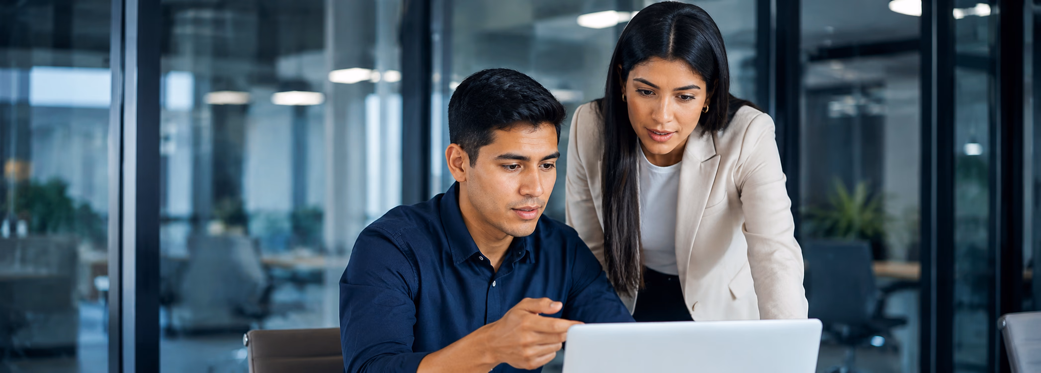 Equipo trabajando en ciberseguridad