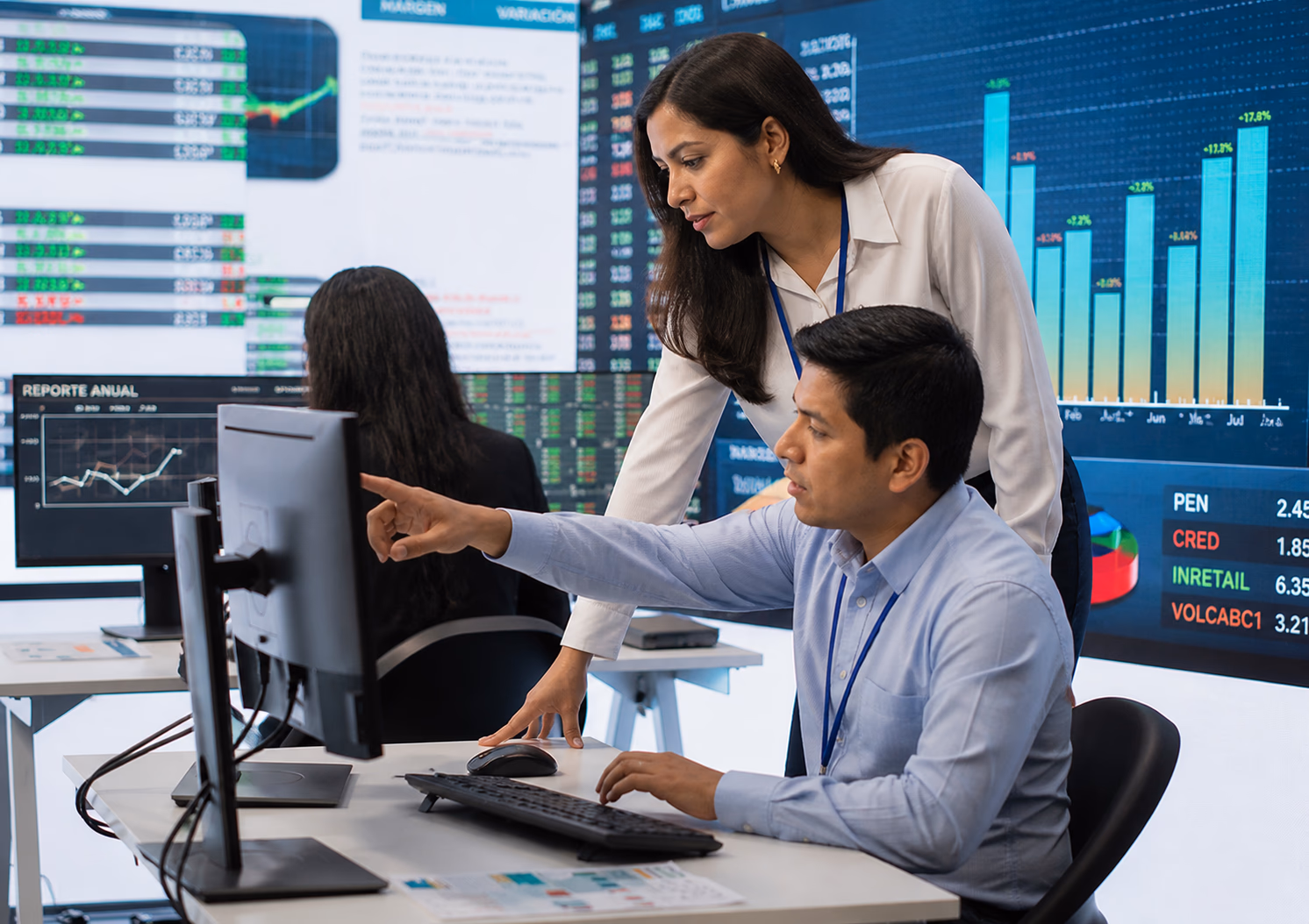 Equipo trabajando en soluciones tecnológicas