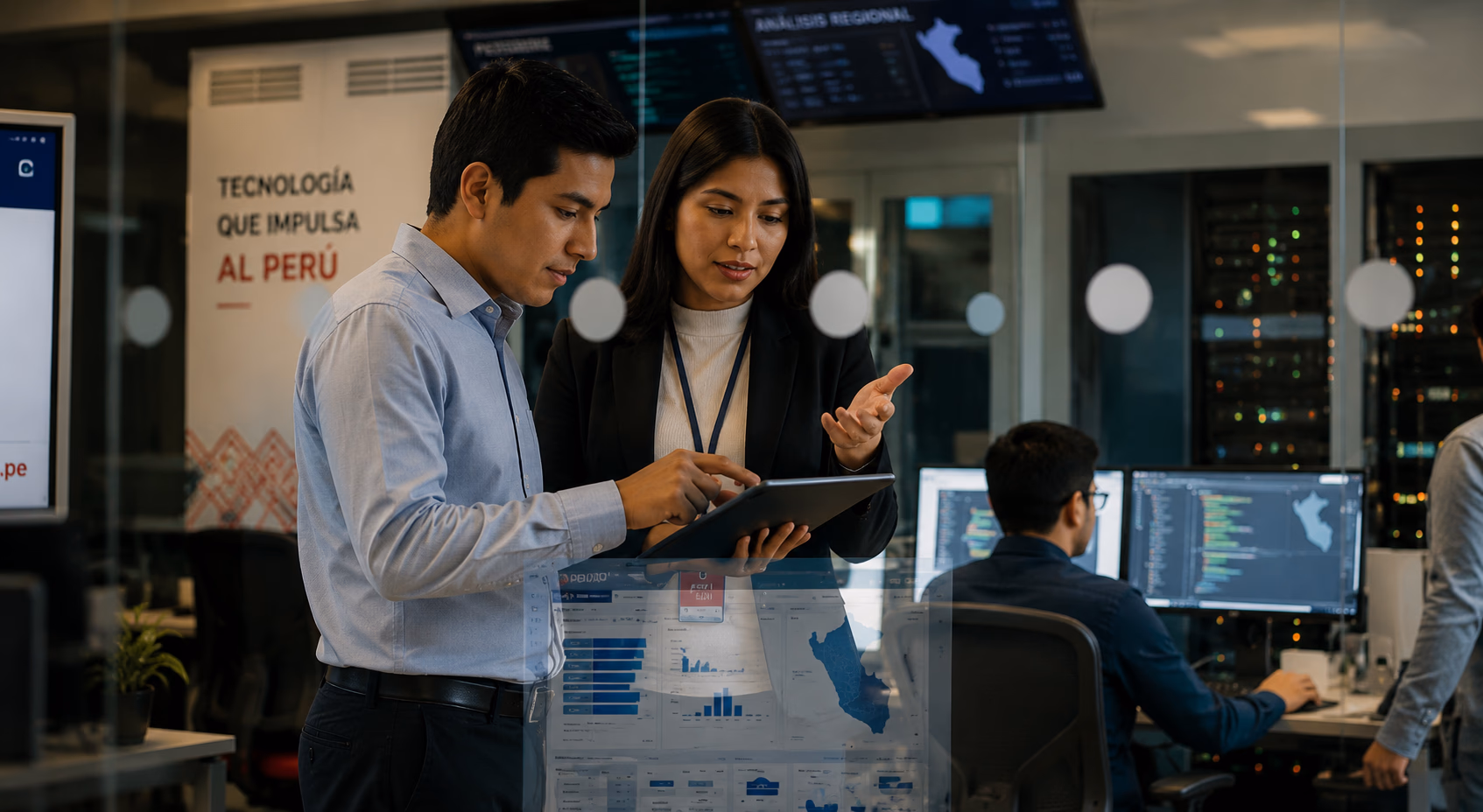 Equipo revisando tecnología empresarial