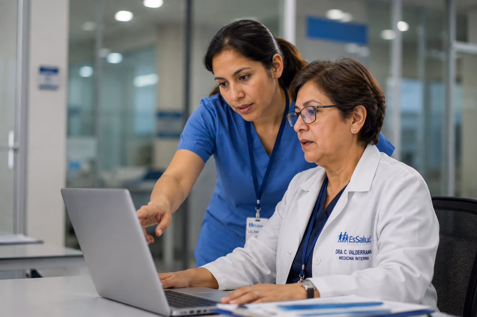 Equipo médico revisando información