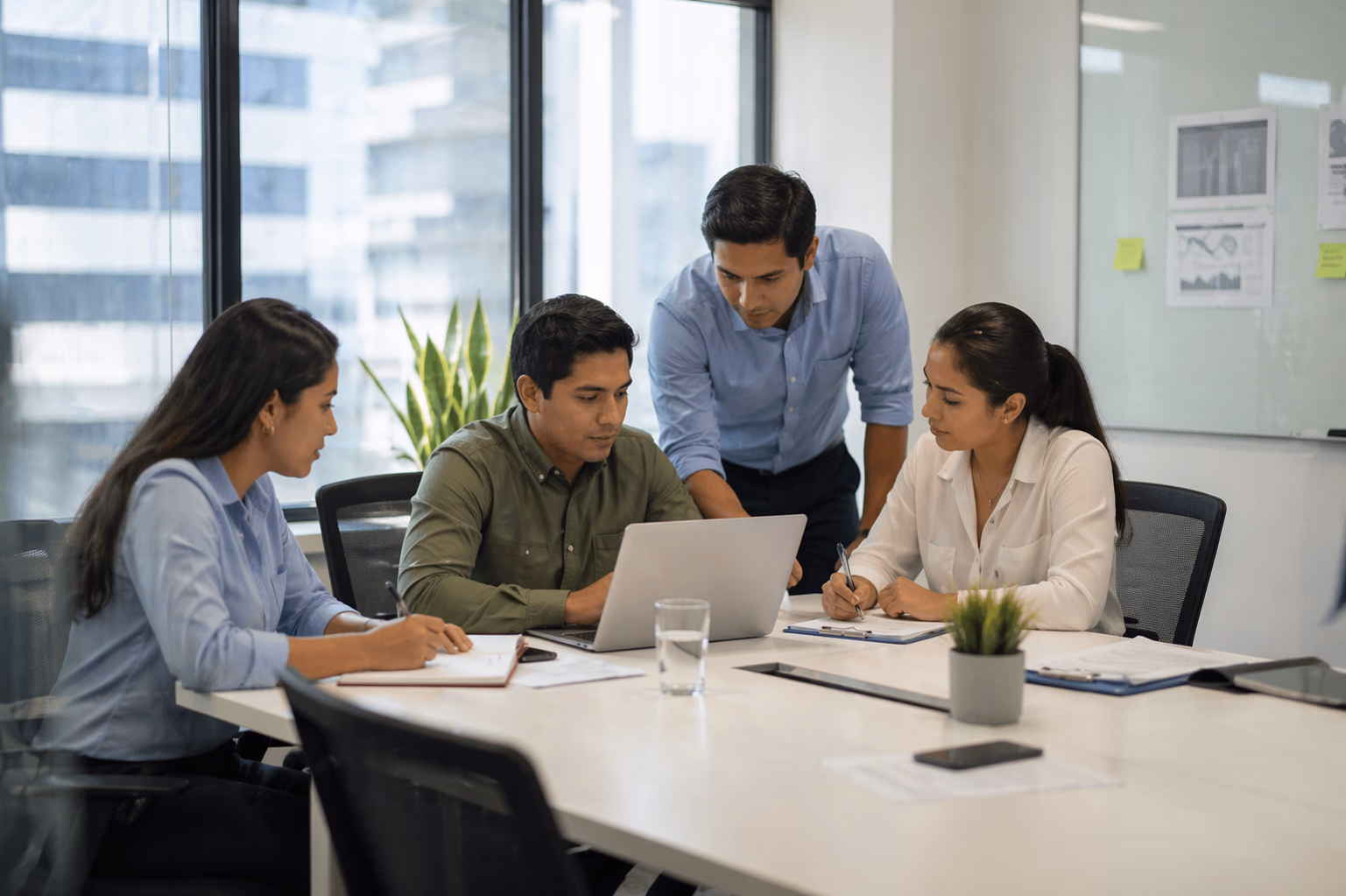Personas revisando información digital