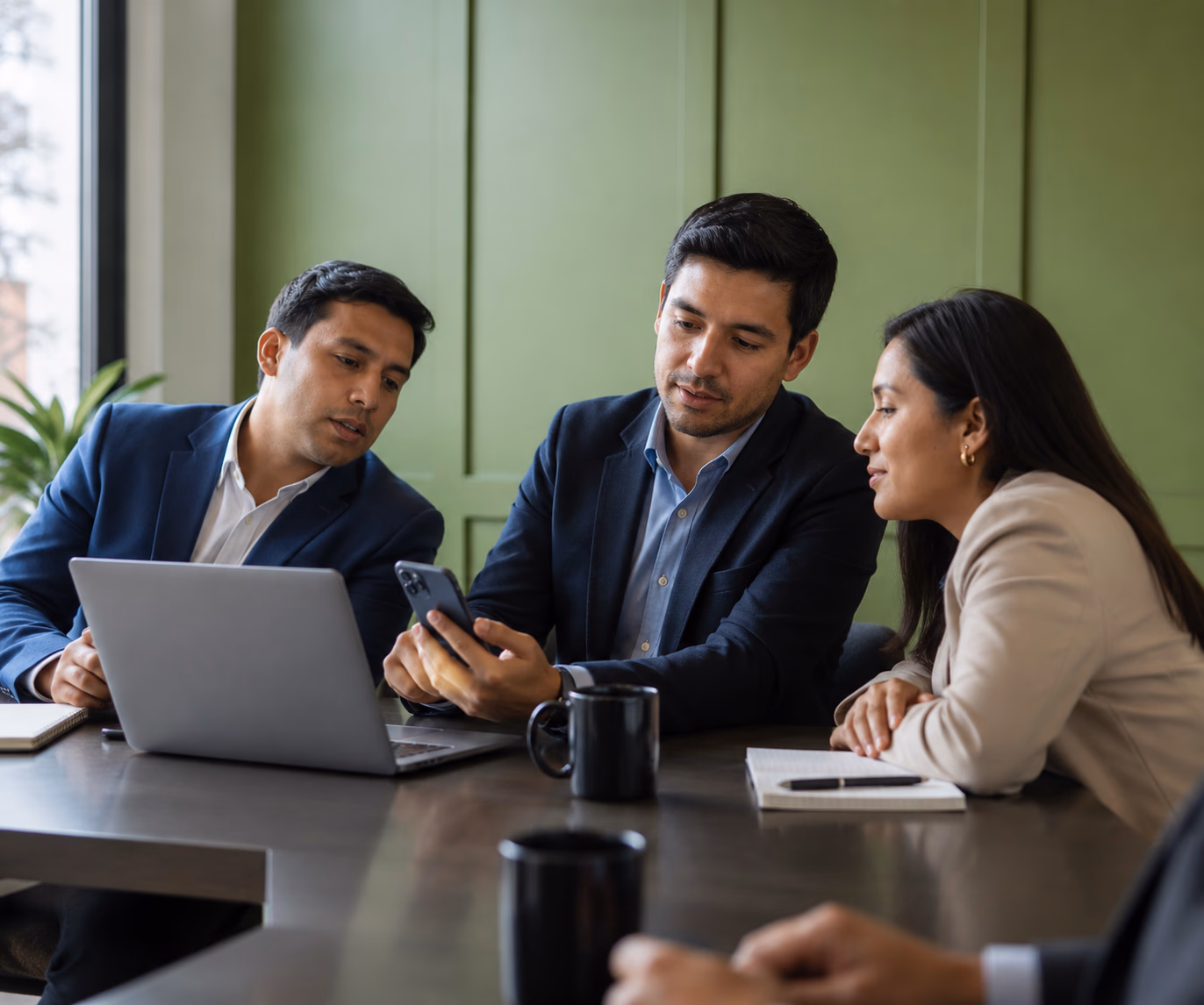 Equipo de trabajo revisando soluciones empresariales