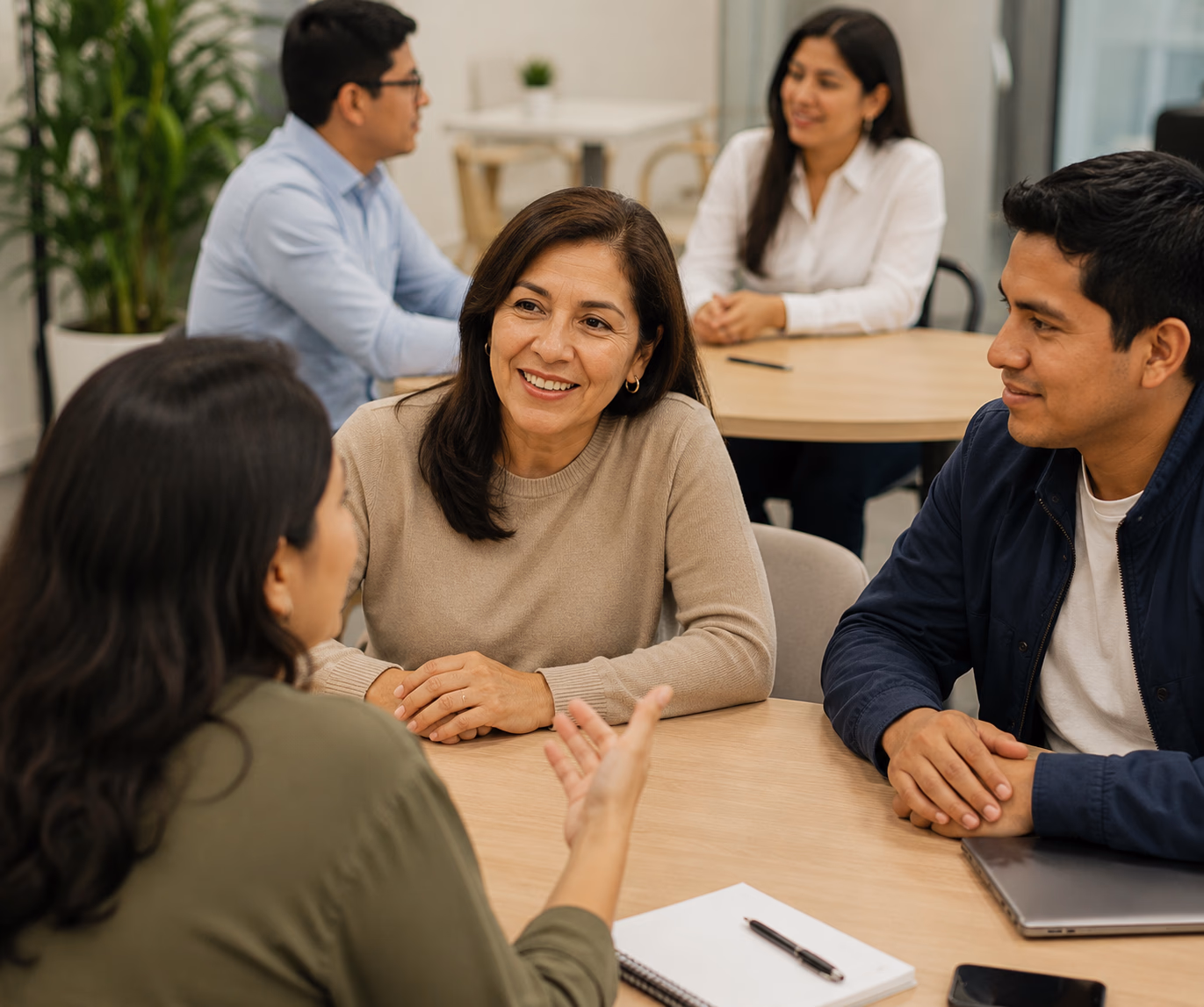 Personas conversando en una reunión