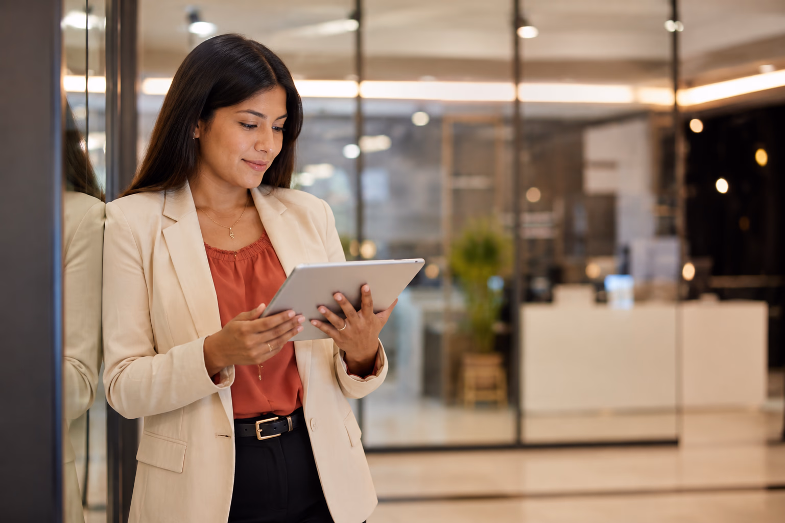 Persona utilizando una tablet
