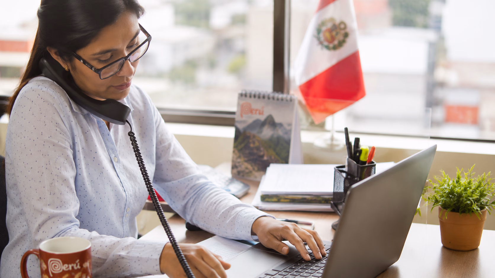 Persona atendiendo una llamada en oficina
