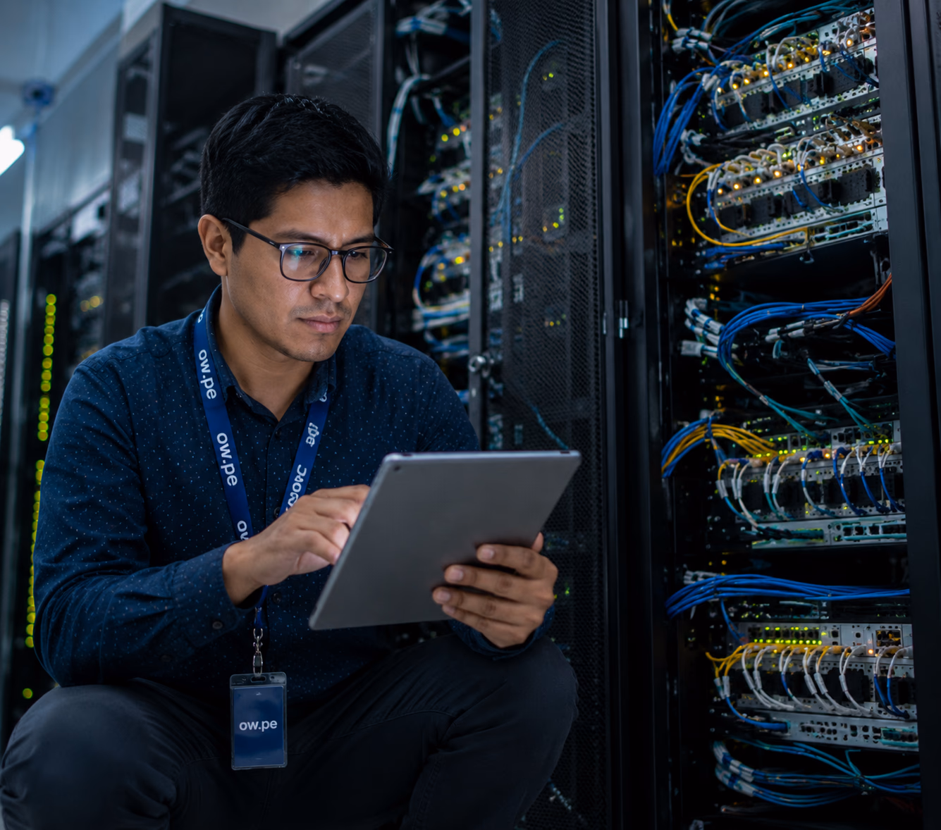Técnico revisando infraestructura de red